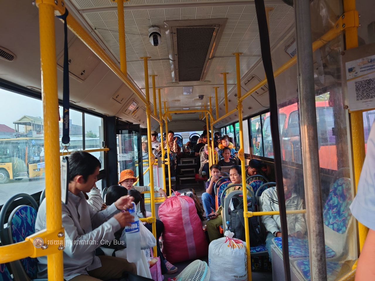 ទិដ្ឋភាព បងប្អូនប្រជាពលរដ្ឋមកទទួលសេវារថយន្ដក្រុងសាធារណ: " ជិះដោយមិនបង់ប្រាក់ " ពីរាជធានីភ្នំពេញទៅតាមបណ្តាខេត្ត និងពីបណ្ដាខេត្ដមករាជធានីភ្នំពេញ នៅថ្ងៃដឹកជញ្ជូនទី៣នាព្រឹក​ ថ្ងៃទី១៥ ខែមេសា ឆ្នាំ២០២៦ - image 7