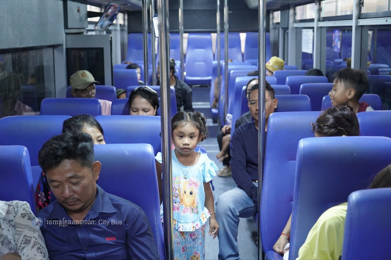 ទិដ្ឋភាព បងប្អូនប្រជាពលរដ្ឋមកទទួលសេវារថយន្ដក្រុងសាធារណ: " ជិះដោយមិនបង់ប្រាក់ " ពីរាជធានីភ្នំពេញទៅតាមបណ្តាខេត្ត និងពីបណ្ដាខេត្ដមករាជធានីភ្នំពេញ នៅថ្ងៃដឹកជញ្ជូនទី៣នាព្រឹក​ ថ្ងៃទី១៥ ខែមេសា ឆ្នាំ២០២៦ - image 8