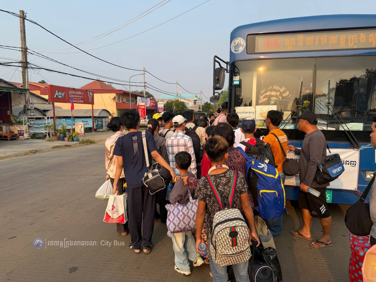 ទិដ្ឋភាព បងប្អូនប្រជាពលរដ្ឋមកទទួលសេវារថយន្ដក្រុងសាធារណ: " ជិះដោយមិនបង់ប្រាក់ " ពីរាជធានីភ្នំពេញទៅតាមបណ្តាខេត្ត និងពីបណ្ដាខេត្ដមករាជធានីភ្នំពេញ នៅថ្ងៃដឹកជញ្ជូនទី៣នាព្រឹក​ ថ្ងៃទី១៥ ខែមេសា ឆ្នាំ២០២៦ - image 9