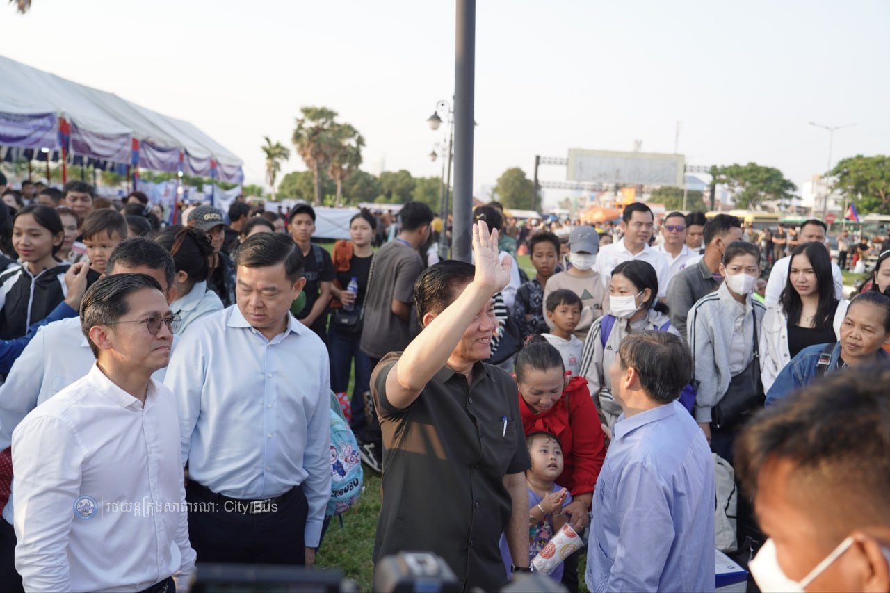 ឯកឧត្ដម ឃួង ស្រេង អភិបាល នៃគណៈអភិបាលរាជធានីភ្នំពេញ និង ឯកឧត្ដម ហេង សួរ រដ្ឋមន្ដ្រីក្រសួងការងារ និងបណ្ដុះបណ្ដាលវិជ្ជាជីវ: បានឆ្លៀតពេលដ៏មមាញឹកអញ្ជើញមកជូនដំណើរបងប្អូនប្រជាពលរដ្ឋ ដែលធ្វើដំណើរតាមរថយន្តក្រុងសាធារណៈ - image 4