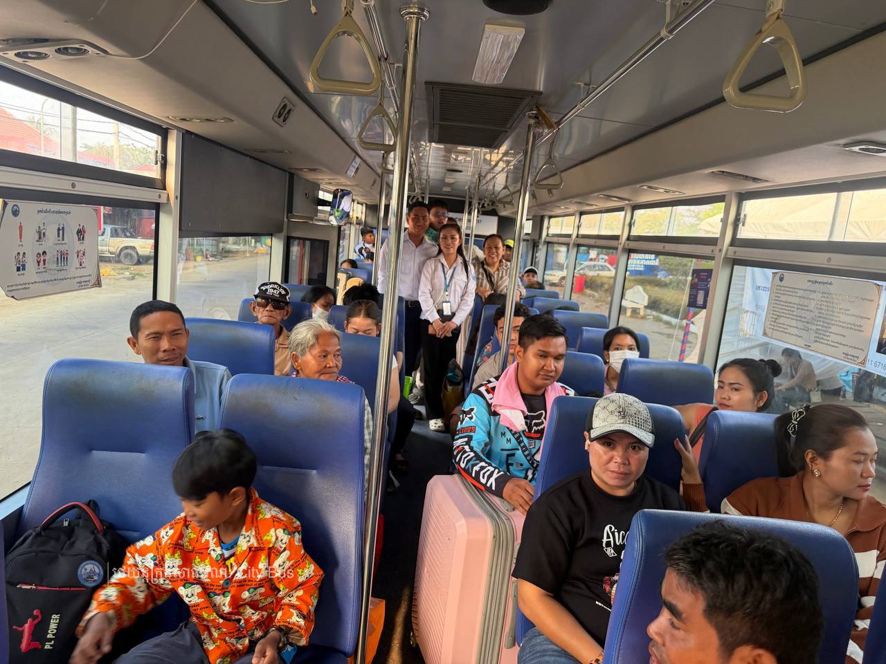 ទិដ្ឋភាព បងប្អូនប្រជាពលរដ្ឋមកទទួលសេវារថយន្ដក្រុងសាធារណ: " ជិះដោយមិនបង់ប្រាក់ " ពីរាជធានីភ្នំពេញទៅតាមបណ្តាខេត្ត និងពីបណ្ដាខេត្ដមករាជធានីភ្នំពេញ នៅថ្ងៃដឹកជញ្ជូនទី៣នាព្រឹក​ ថ្ងៃទី១៥ ខែមេសា ឆ្នាំ២០២៦ - image 10