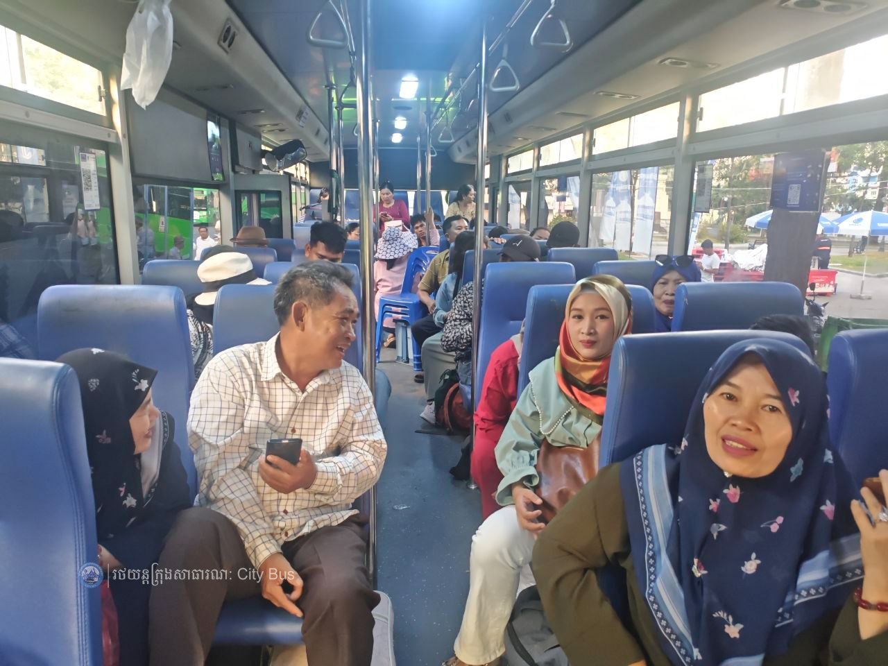 ទិដ្ឋភាព បងប្អូនប្រជាពលរដ្ឋមកទទួលសេវារថយន្ដក្រុងសាធារណ: " ជិះដោយមិនបង់ប្រាក់ " ពីរាជធានីភ្នំពេញទៅតាមបណ្តាខេត្ត និងពីបណ្ដាខេត្ដមករាជធានីភ្នំពេញ នៅថ្ងៃដឹកជញ្ជូនទី៣នាព្រឹក​ ថ្ងៃទី១៥ ខែមេសា ឆ្នាំ២០២៦ - image 12