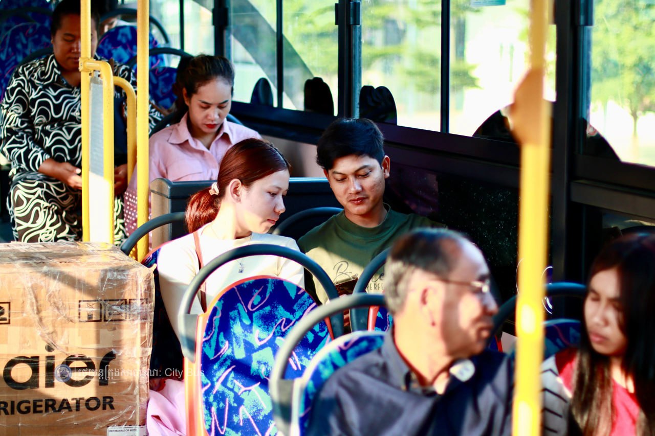 ទិដ្ឋភាព បងប្អូនប្រជាពលរដ្ឋមកទទួលសេវារថយន្ដក្រុងសាធារណ: " ជិះដោយមិនបង់ប្រាក់ " ពីរាជធានីភ្នំពេញទៅតាមបណ្តាខេត្ត និងពីបណ្ដាខេត្ដមករាជធានីភ្នំពេញ នៅថ្ងៃដឹកជញ្ជូនទី៣នាព្រឹក​ ថ្ងៃទី១៥ ខែមេសា ឆ្នាំ២០២៦ - image 13