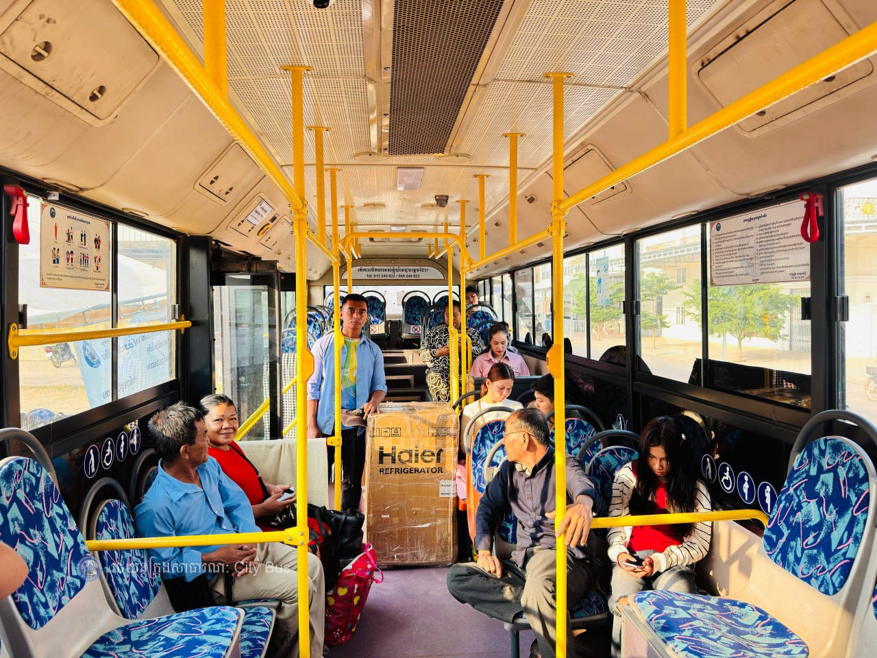 ទិដ្ឋភាព បងប្អូនប្រជាពលរដ្ឋមកទទួលសេវារថយន្ដក្រុងសាធារណ: " ជិះដោយមិនបង់ប្រាក់ " ពីរាជធានីភ្នំពេញទៅតាមបណ្តាខេត្ត និងពីបណ្ដាខេត្ដមករាជធានីភ្នំពេញ នៅថ្ងៃដឹកជញ្ជូនទី៣នាព្រឹក​ ថ្ងៃទី១៥ ខែមេសា ឆ្នាំ២០២៦ - image 14
