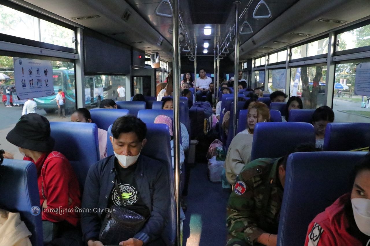 ទិដ្ឋភាព បងប្អូនប្រជាពលរដ្ឋមកទទួលសេវារថយន្ដក្រុងសាធារណ: " ជិះដោយមិនបង់ប្រាក់ " ពីរាជធានីភ្នំពេញទៅតាមបណ្តាខេត្ត និងពីបណ្ដាខេត្ដមករាជធានីភ្នំពេញ នៅថ្ងៃដឹកជញ្ជូនទី៣នាព្រឹក​ ថ្ងៃទី១៥ ខែមេសា ឆ្នាំ២០២៦ - image 15