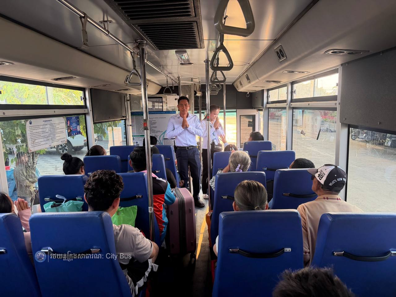 ទិដ្ឋភាព បងប្អូនប្រជាពលរដ្ឋមកទទួលសេវារថយន្ដក្រុងសាធារណ: " ជិះដោយមិនបង់ប្រាក់ " ពីរាជធានីភ្នំពេញទៅតាមបណ្តាខេត្ត និងពីបណ្ដាខេត្ដមករាជធានីភ្នំពេញ នៅថ្ងៃដឹកជញ្ជូនទី៣នាព្រឹក​ ថ្ងៃទី១៥ ខែមេសា ឆ្នាំ២០២៦ - image 16