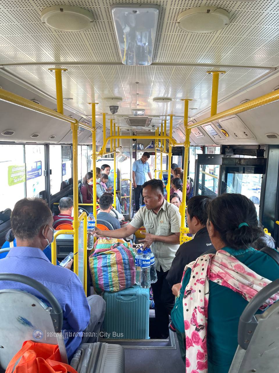 ទិដ្ឋភាព បងប្អូនប្រជាពលរដ្ឋមកទទួលសេវារថយន្ដក្រុងសាធារណ: " ជិះដោយមិនបង់ប្រាក់ " ពីរាជធានីភ្នំពេញទៅតាមបណ្តាខេត្ត និងពីបណ្ដាខេត្ដមករាជធានីភ្នំពេញ នៅថ្ងៃដឹកជញ្ជូនទី៣នាព្រឹក​ ថ្ងៃទី១៥ ខែមេសា ឆ្នាំ២០២៦ - image 17