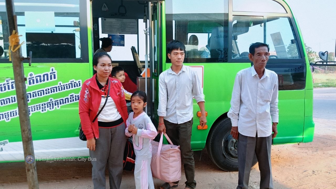 ទិដ្ឋភាព បងប្អូនប្រជាពលរដ្ឋមកទទួលសេវារថយន្ដក្រុងសាធារណ: " ជិះដោយមិនបង់ប្រាក់ " ពីរាជធានីភ្នំពេញទៅតាមបណ្តាខេត្ត និងពីបណ្ដាខេត្ដមករាជធានីភ្នំពេញ នៅថ្ងៃដឹកជញ្ជូនទី៣នាព្រឹក​ ថ្ងៃទី១៥ ខែមេសា ឆ្នាំ២០២៦ - image 18