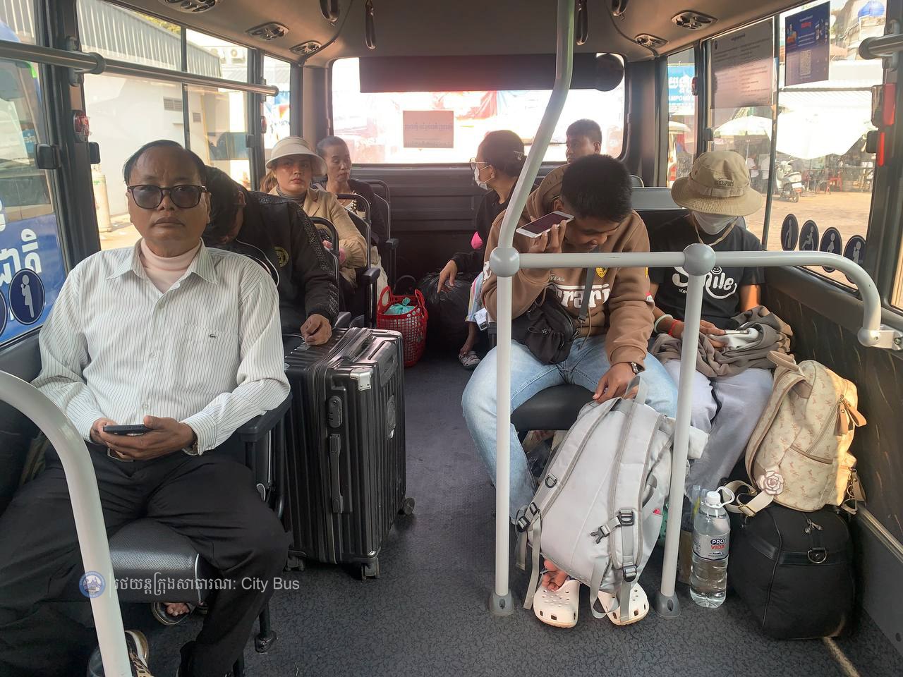 ទិដ្ឋភាព បងប្អូនប្រជាពលរដ្ឋមកទទួលសេវារថយន្ដក្រុងសាធារណ: " ជិះដោយមិនបង់ប្រាក់ " ពីរាជធានីភ្នំពេញទៅតាមបណ្តាខេត្ត និងពីបណ្ដាខេត្ដមករាជធានីភ្នំពេញ នៅថ្ងៃដឹកជញ្ជូនទី៣នាព្រឹក​ ថ្ងៃទី១៥ ខែមេសា ឆ្នាំ២០២៦ - image 19