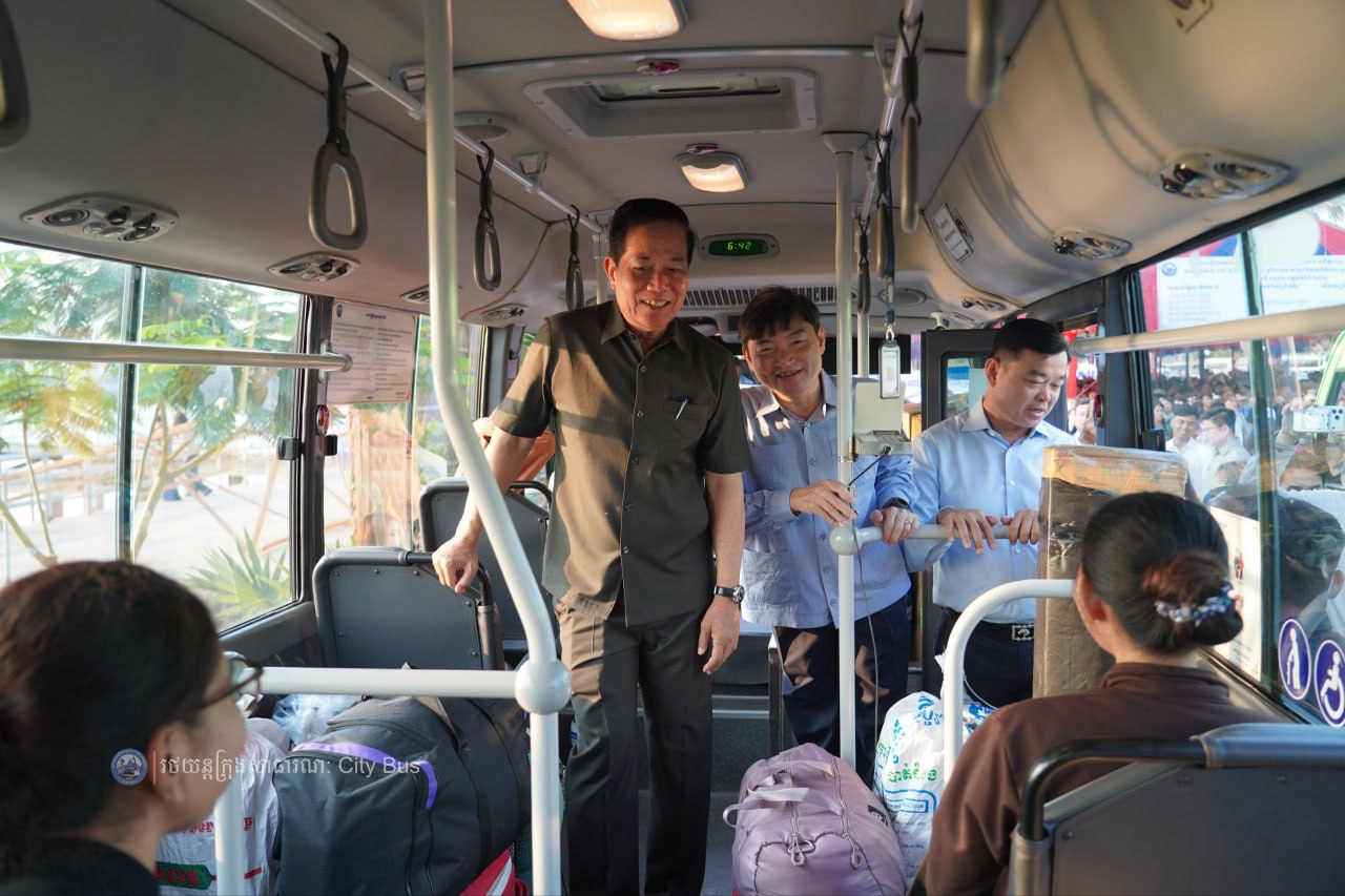 ឯកឧត្ដម ឃួង ស្រេង អភិបាល នៃគណៈអភិបាលរាជធានីភ្នំពេញ និង ឯកឧត្ដម ហេង សួរ រដ្ឋមន្ដ្រីក្រសួងការងារ និងបណ្ដុះបណ្ដាលវិជ្ជាជីវ: បានឆ្លៀតពេលដ៏មមាញឹកអញ្ជើញមកជូនដំណើរបងប្អូនប្រជាពលរដ្ឋ ដែលធ្វើដំណើរតាមរថយន្តក្រុងសាធារណៈ - image 5