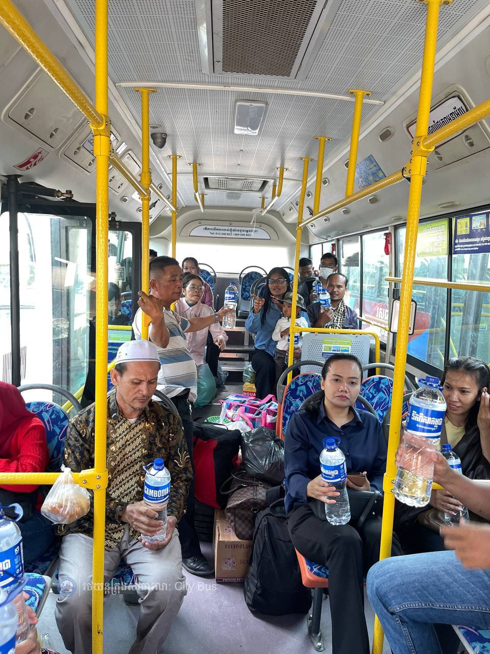 ទិដ្ឋភាព បងប្អូនប្រជាពលរដ្ឋមកទទួលសេវារថយន្ដក្រុងសាធារណ: " ជិះដោយមិនបង់ប្រាក់ " ពីរាជធានីភ្នំពេញទៅតាមបណ្តាខេត្ត និងពីបណ្ដាខេត្ដមករាជធានីភ្នំពេញ នៅថ្ងៃដឹកជញ្ជូនទី៣នាព្រឹក​ ថ្ងៃទី១៥ ខែមេសា ឆ្នាំ២០២៦ - image 20