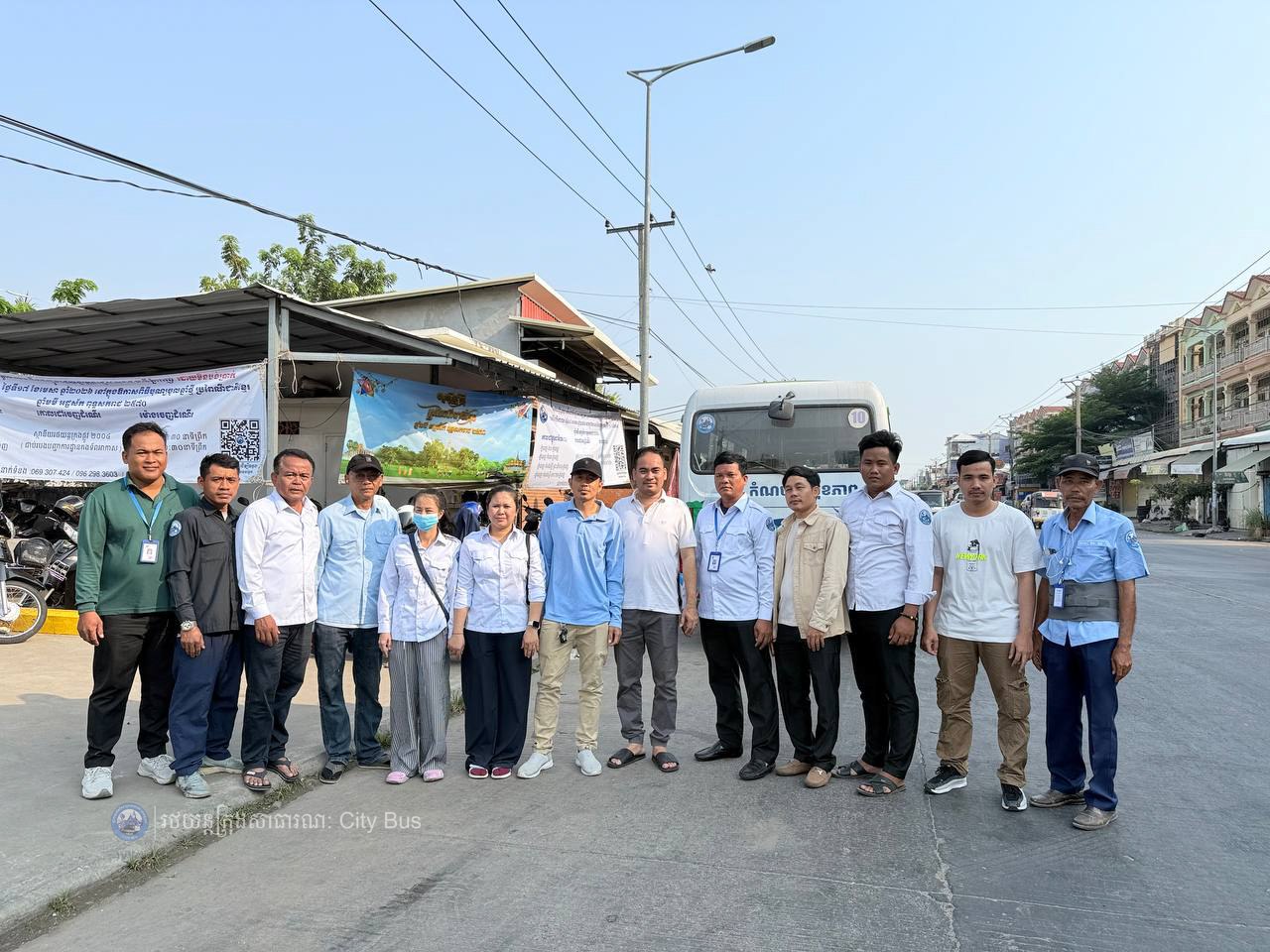 ទិដ្ឋភាព បងប្អូនប្រជាពលរដ្ឋមកទទួលសេវារថយន្ដក្រុងសាធារណ: " ជិះដោយមិនបង់ប្រាក់ " ពីរាជធានីភ្នំពេញទៅតាមបណ្តាខេត្ត និងពីបណ្ដាខេត្ដមករាជធានីភ្នំពេញ នៅថ្ងៃដឹកជញ្ជូនទី៣នាព្រឹក​ ថ្ងៃទី១៥ ខែមេសា ឆ្នាំ២០២៦ - image 21