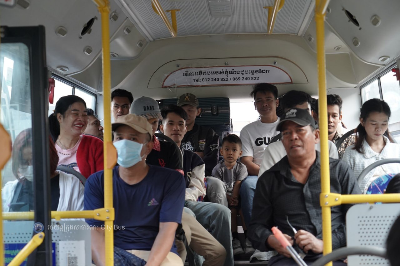 ទិដ្ឋភាព បងប្អូនប្រជាពលរដ្ឋមកទទួលសេវារថយន្ដក្រុងសាធារណ: " ជិះដោយមិនបង់ប្រាក់ " ពីរាជធានីភ្នំពេញទៅតាមបណ្តាខេត្ត និងពីបណ្ដាខេត្ដមករាជធានីភ្នំពេញ នៅថ្ងៃដឹកជញ្ជូនទី៣នាព្រឹក​ ថ្ងៃទី១៥ ខែមេសា ឆ្នាំ២០២៦ - image 22