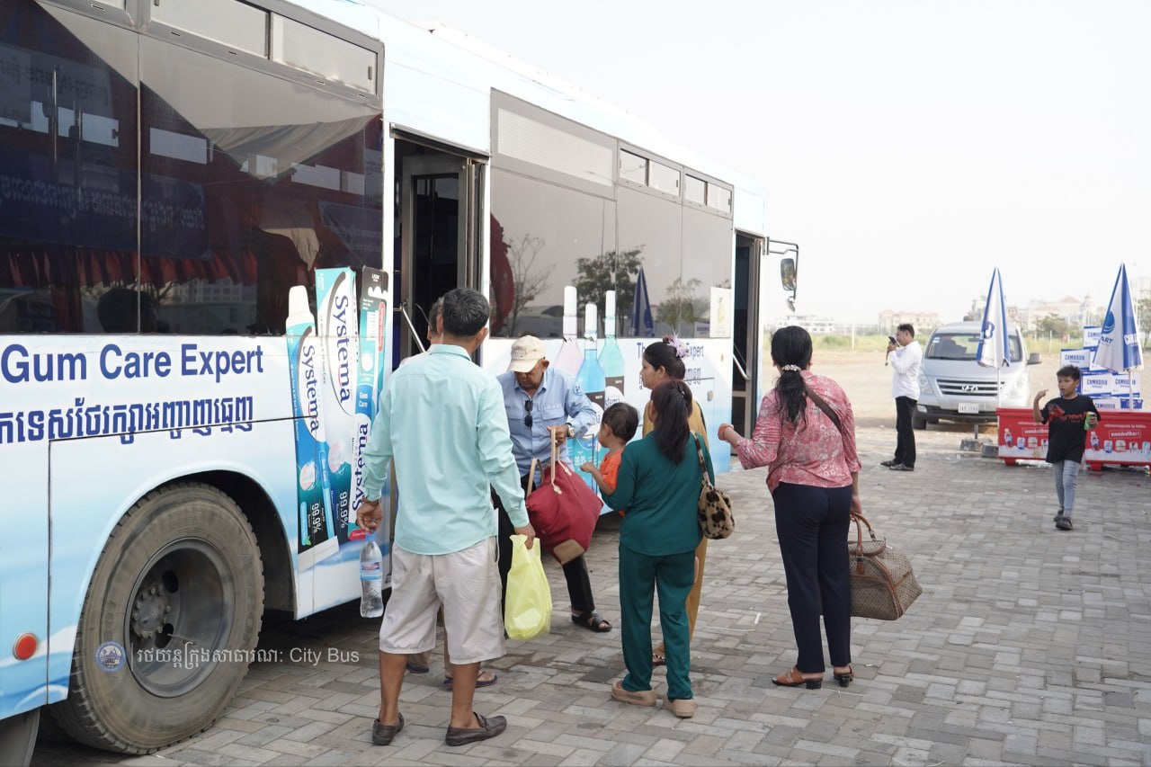 ទិដ្ឋភាព បងប្អូនប្រជាពលរដ្ឋមកទទួលសេវារថយន្ដក្រុងសាធារណ: " ជិះដោយមិនបង់ប្រាក់ " ពីរាជធានីភ្នំពេញទៅតាមបណ្តាខេត្ត និងពីបណ្ដាខេត្ដមករាជធានីភ្នំពេញ នៅថ្ងៃដឹកជញ្ជូនទី៣នាព្រឹក​ ថ្ងៃទី១៥ ខែមេសា ឆ្នាំ២០២៦ - image 23