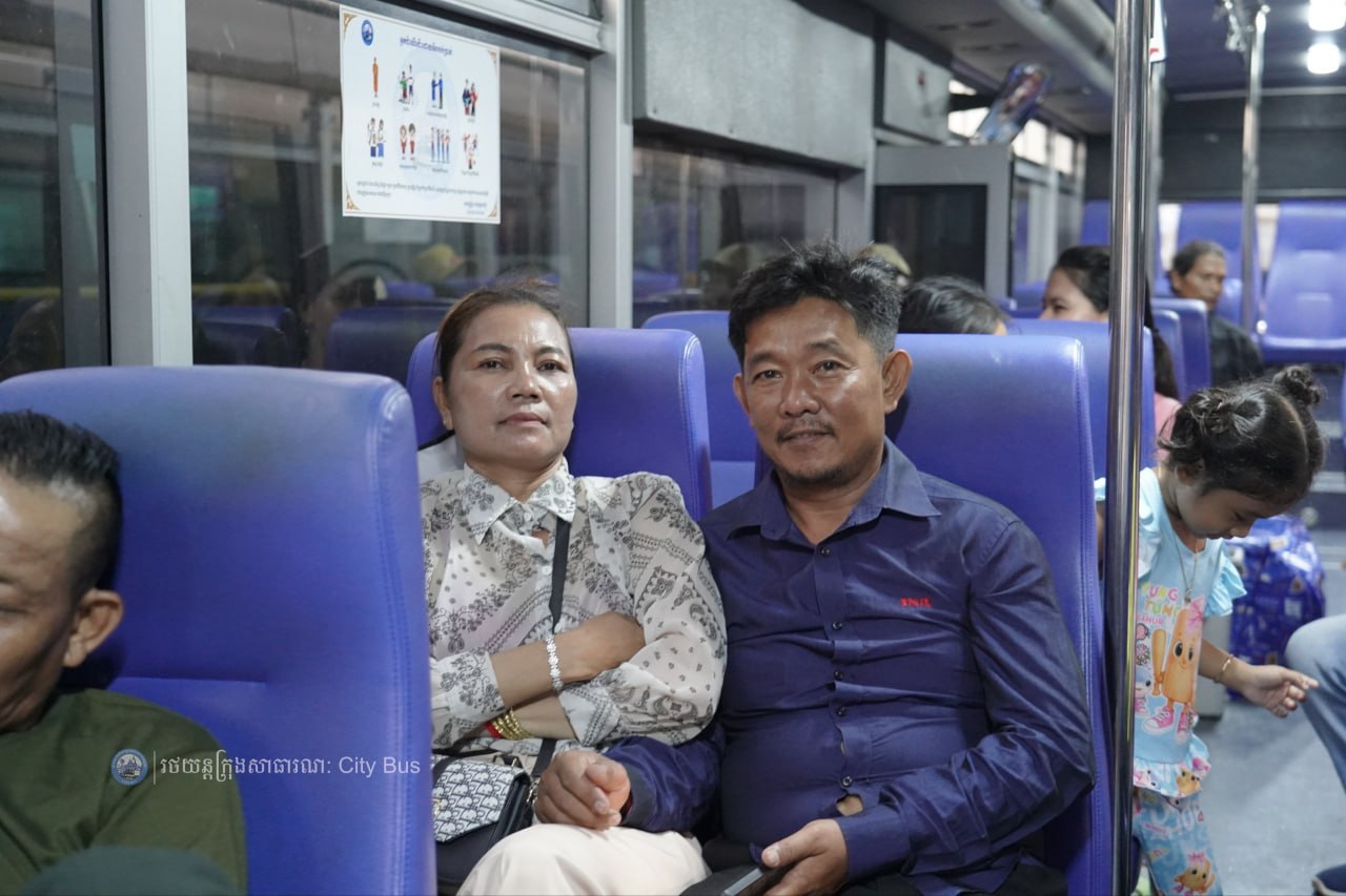 ទិដ្ឋភាព បងប្អូនប្រជាពលរដ្ឋមកទទួលសេវារថយន្ដក្រុងសាធារណ: " ជិះដោយមិនបង់ប្រាក់ " ពីរាជធានីភ្នំពេញទៅតាមបណ្តាខេត្ត និងពីបណ្ដាខេត្ដមករាជធានីភ្នំពេញ នៅថ្ងៃដឹកជញ្ជូនទី៣នាព្រឹក​ ថ្ងៃទី១៥ ខែមេសា ឆ្នាំ២០២៦ - image 24