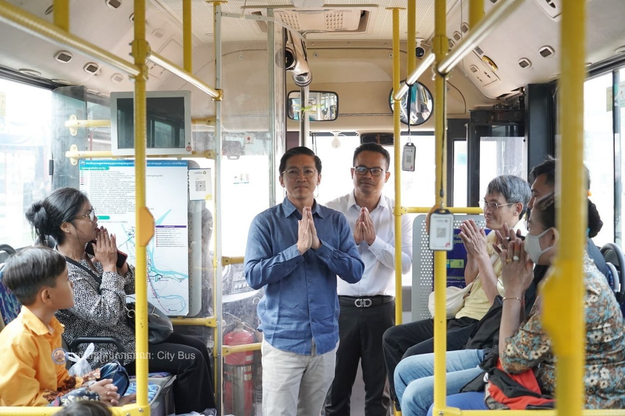 ទិដ្ឋភាព បងប្អូនប្រជាពលរដ្ឋមកទទួលសេវារថយន្ដក្រុងសាធារណ: " ជិះដោយមិនបង់ប្រាក់ " ពីរាជធានីភ្នំពេញទៅតាមបណ្តាខេត្ត និងពីបណ្ដាខេត្ដមករាជធានីភ្នំពេញ នៅថ្ងៃដឹកជញ្ជូនទី៣នាព្រឹក​ ថ្ងៃទី១៦ ខែមេសា ឆ្នាំ២០២៦។ 