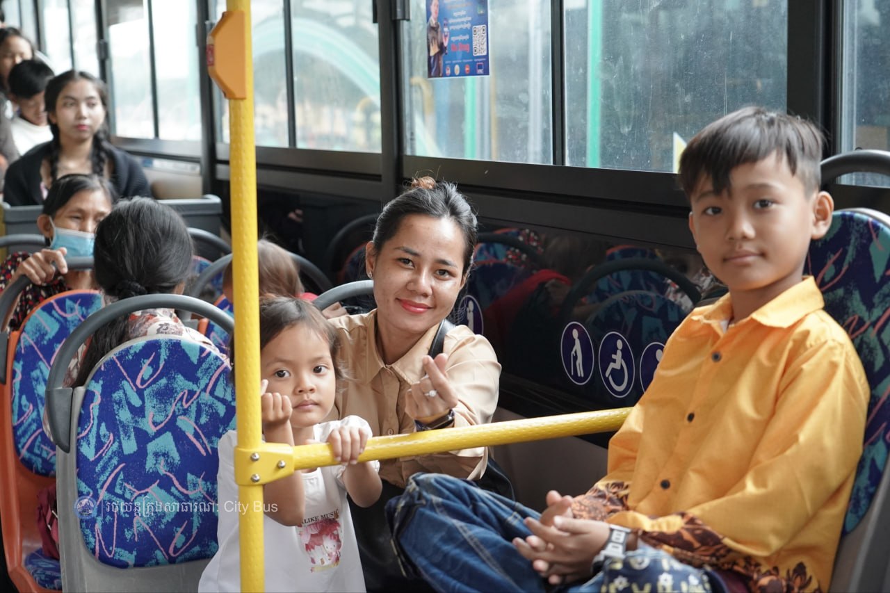 ទិដ្ឋភាព បងប្អូនប្រជាពលរដ្ឋមកទទួលសេវារថយន្ដក្រុងសាធារណ: " ជិះដោយមិនបង់ប្រាក់ " ពីរាជធានីភ្នំពេញទៅតាមបណ្តាខេត្ត និងពីបណ្ដាខេត្ដមករាជធានីភ្នំពេញ នៅថ្ងៃដឹកជញ្ជូនទី៣នាព្រឹក ថ្ងៃទី១៦ ខែមេសា ឆ្នាំ២០២៦។ - image 5