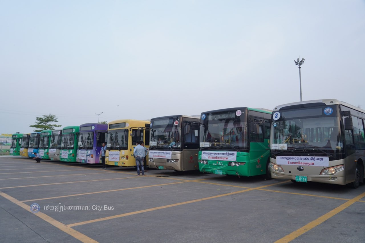 ទិដ្ឋភាព បងប្អូនប្រជាពលរដ្ឋមកទទួលសេវារថយន្ដក្រុងសាធារណ: " ជិះដោយមិនបង់ប្រាក់ " ពីរាជធានីភ្នំពេញទៅតាមបណ្តាខេត្ត និងពីបណ្ដាខេត្ដមករាជធានីភ្នំពេញ នៅថ្ងៃដឹកជញ្ជូនទី៣នាព្រឹក ថ្ងៃទី១៦ ខែមេសា ឆ្នាំ២០២៦។ - image 6