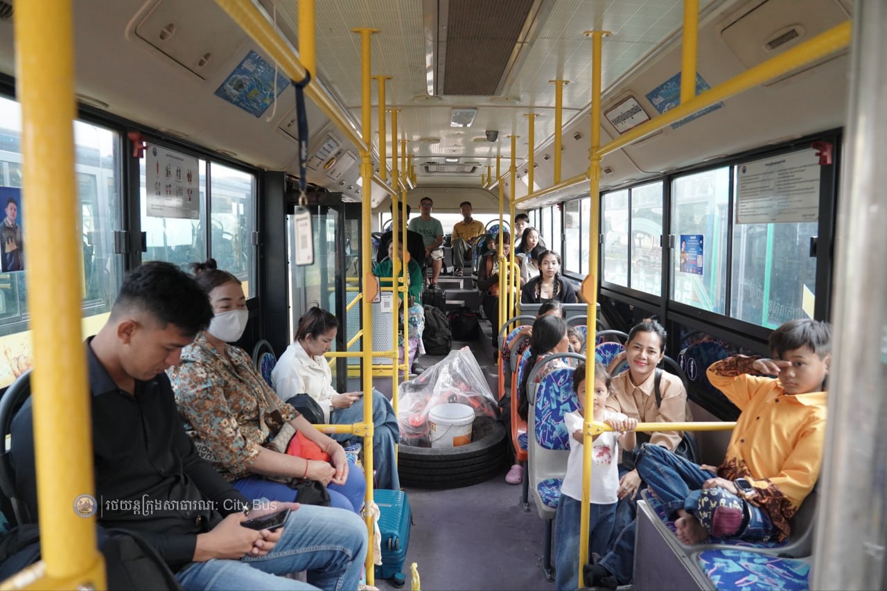 ទិដ្ឋភាព បងប្អូនប្រជាពលរដ្ឋមកទទួលសេវារថយន្ដក្រុងសាធារណ: " ជិះដោយមិនបង់ប្រាក់ " ពីរាជធានីភ្នំពេញទៅតាមបណ្តាខេត្ត និងពីបណ្ដាខេត្ដមករាជធានីភ្នំពេញ នៅថ្ងៃដឹកជញ្ជូនទី៣នាព្រឹក ថ្ងៃទី១៦ ខែមេសា ឆ្នាំ២០២៦។ - image 7