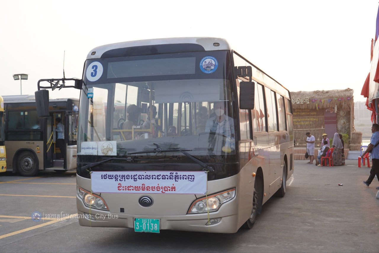 ទិដ្ឋភាព បងប្អូនប្រជាពលរដ្ឋមកទទួលសេវារថយន្ដក្រុងសាធារណ: " ជិះដោយមិនបង់ប្រាក់ " ពីរាជធានីភ្នំពេញទៅតាមបណ្តាខេត្ត និងពីបណ្ដាខេត្ដមករាជធានីភ្នំពេញ នៅថ្ងៃដឹកជញ្ជូនទី៣នាព្រឹក ថ្ងៃទី១៦ ខែមេសា ឆ្នាំ២០២៦។ - image 8