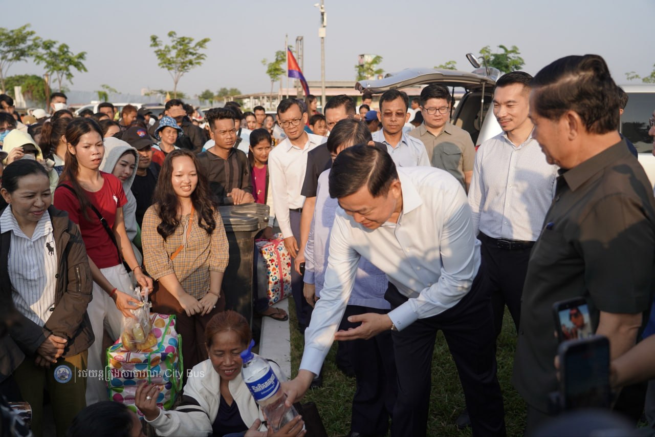 ឯកឧត្ដម ឃួង ស្រេង អភិបាល នៃគណៈអភិបាលរាជធានីភ្នំពេញ និង ឯកឧត្ដម ហេង សួរ រដ្ឋមន្ដ្រីក្រសួងការងារ និងបណ្ដុះបណ្ដាលវិជ្ជាជីវ: បានឆ្លៀតពេលដ៏មមាញឹកអញ្ជើញមកជូនដំណើរបងប្អូនប្រជាពលរដ្ឋ ដែលធ្វើដំណើរតាមរថយន្តក្រុងសាធារណៈ - image 6