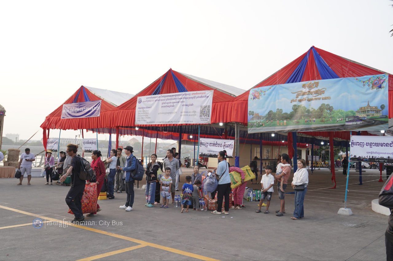 ទិដ្ឋភាព បងប្អូនប្រជាពលរដ្ឋមកទទួលសេវារថយន្ដក្រុងសាធារណ: " ជិះដោយមិនបង់ប្រាក់ " ពីរាជធានីភ្នំពេញទៅតាមបណ្តាខេត្ត និងពីបណ្ដាខេត្ដមករាជធានីភ្នំពេញ នៅថ្ងៃដឹកជញ្ជូនទី៣នាព្រឹក ថ្ងៃទី១៦ ខែមេសា ឆ្នាំ២០២៦។ - image 9