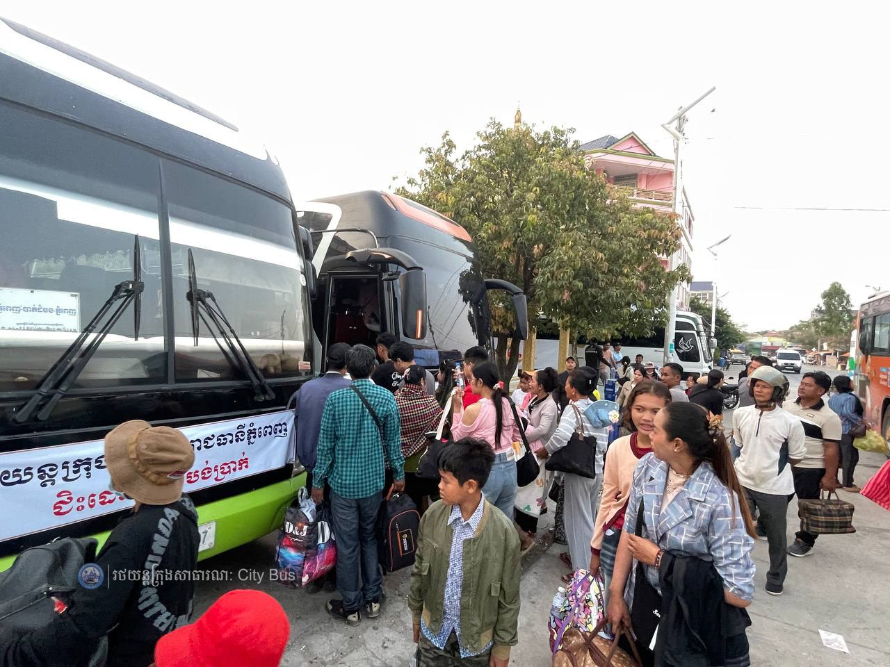 ទិដ្ឋភាព បងប្អូនប្រជាពលរដ្ឋមកទទួលសេវារថយន្ដក្រុងសាធារណ: " ជិះដោយមិនបង់ប្រាក់ " ពីរាជធានីភ្នំពេញទៅតាមបណ្តាខេត្ត និងពីបណ្ដាខេត្ដមករាជធានីភ្នំពេញ នៅថ្ងៃដឹកជញ្ជូនទី៣នាព្រឹក ថ្ងៃទី១៦ ខែមេសា ឆ្នាំ២០២៦។ - image 10