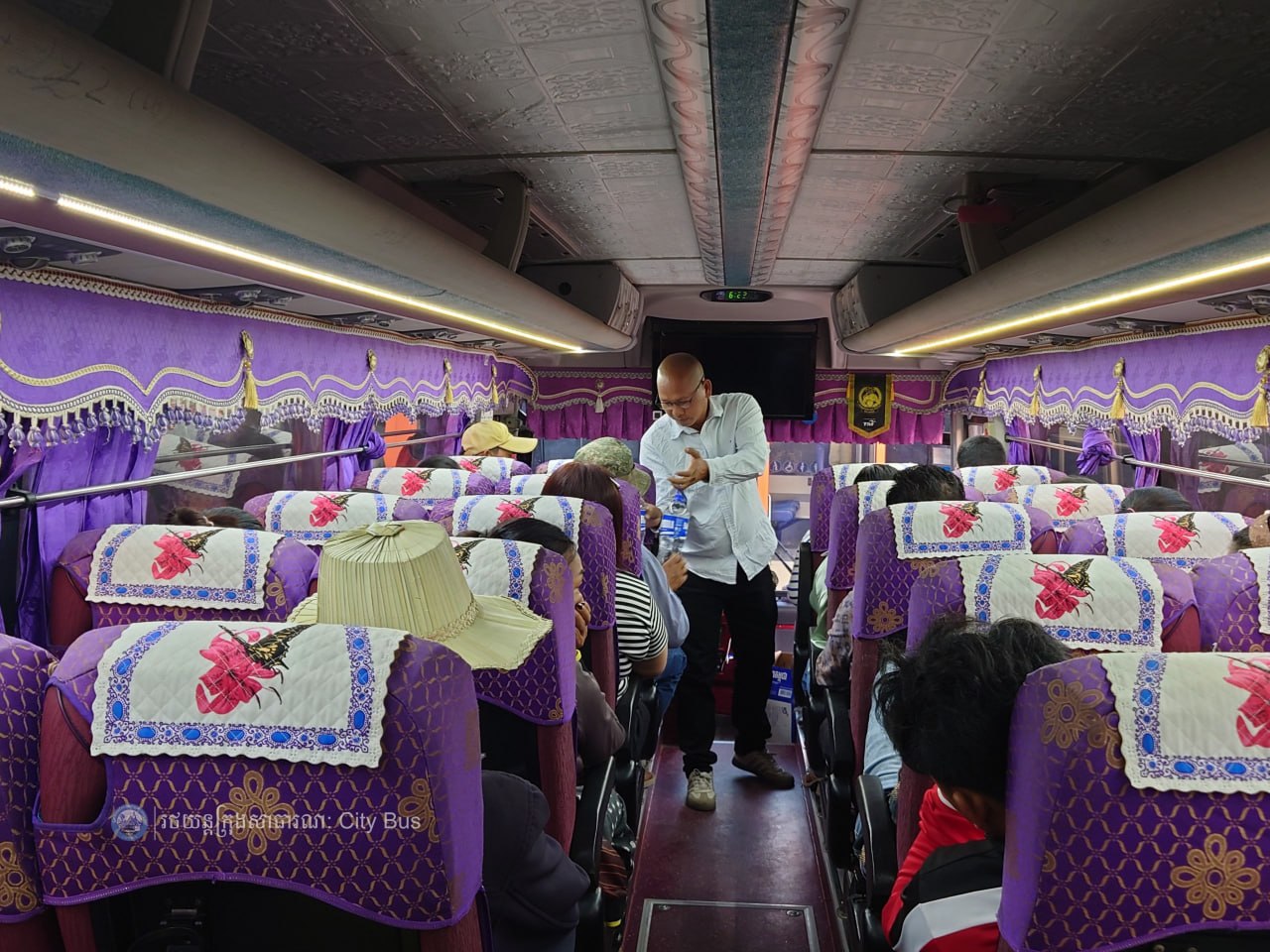 ទិដ្ឋភាព បងប្អូនប្រជាពលរដ្ឋមកទទួលសេវារថយន្ដក្រុងសាធារណ: " ជិះដោយមិនបង់ប្រាក់ " ពីរាជធានីភ្នំពេញទៅតាមបណ្តាខេត្ត និងពីបណ្ដាខេត្ដមករាជធានីភ្នំពេញ នៅថ្ងៃដឹកជញ្ជូនទី៣នាព្រឹក ថ្ងៃទី១៦ ខែមេសា ឆ្នាំ២០២៦។ - image 11