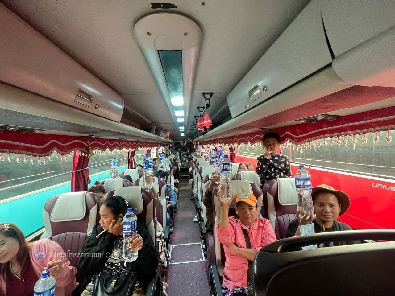 ទិដ្ឋភាព បងប្អូនប្រជាពលរដ្ឋមកទទួលសេវារថយន្ដក្រុងសាធារណ: " ជិះដោយមិនបង់ប្រាក់ " ពីរាជធានីភ្នំពេញទៅតាមបណ្តាខេត្ត និងពីបណ្ដាខេត្ដមករាជធានីភ្នំពេញ នៅថ្ងៃដឹកជញ្ជូនទី៣នាព្រឹក ថ្ងៃទី១៦ ខែមេសា ឆ្នាំ២០២៦។ - image 12