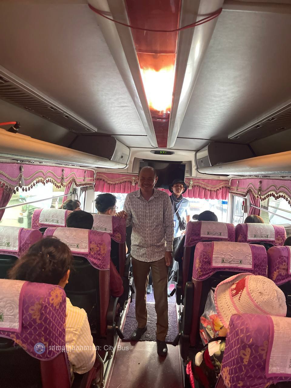 ទិដ្ឋភាព បងប្អូនប្រជាពលរដ្ឋមកទទួលសេវារថយន្ដក្រុងសាធារណ: " ជិះដោយមិនបង់ប្រាក់ " ពីរាជធានីភ្នំពេញទៅតាមបណ្តាខេត្ត និងពីបណ្ដាខេត្ដមករាជធានីភ្នំពេញ នៅថ្ងៃដឹកជញ្ជូនទី៣នាព្រឹក ថ្ងៃទី១៦ ខែមេសា ឆ្នាំ២០២៦។ - image 13