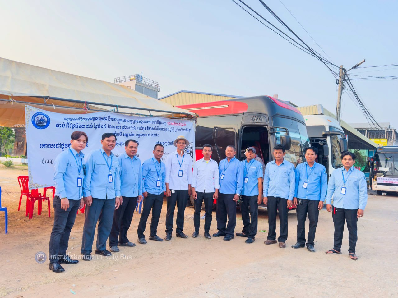 ទិដ្ឋភាព បងប្អូនប្រជាពលរដ្ឋមកទទួលសេវារថយន្ដក្រុងសាធារណ: " ជិះដោយមិនបង់ប្រាក់ " ពីរាជធានីភ្នំពេញទៅតាមបណ្តាខេត្ត និងពីបណ្ដាខេត្ដមករាជធានីភ្នំពេញ នៅថ្ងៃដឹកជញ្ជូនទី៣នាព្រឹក ថ្ងៃទី១៦ ខែមេសា ឆ្នាំ២០២៦។ - image 14