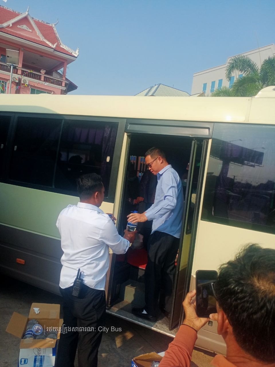 ទិដ្ឋភាព បងប្អូនប្រជាពលរដ្ឋមកទទួលសេវារថយន្ដក្រុងសាធារណ: " ជិះដោយមិនបង់ប្រាក់ " ពីរាជធានីភ្នំពេញទៅតាមបណ្តាខេត្ត និងពីបណ្ដាខេត្ដមករាជធានីភ្នំពេញ នៅថ្ងៃដឹកជញ្ជូនទី៣នាព្រឹក ថ្ងៃទី១៦ ខែមេសា ឆ្នាំ២០២៦។ - image 17