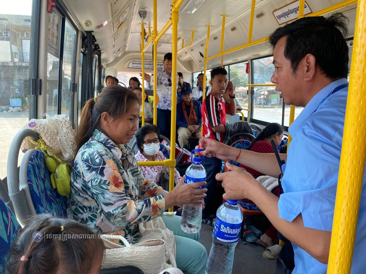 ទិដ្ឋភាព បងប្អូនប្រជាពលរដ្ឋមកទទួលសេវារថយន្ដក្រុងសាធារណ: " ជិះដោយមិនបង់ប្រាក់ " ពីរាជធានីភ្នំពេញទៅតាមបណ្តាខេត្ត និងពីបណ្ដាខេត្ដមករាជធានីភ្នំពេញ នៅថ្ងៃដឹកជញ្ជូនទី៣នាព្រឹក ថ្ងៃទី១៦ ខែមេសា ឆ្នាំ២០២៦។ - image 4