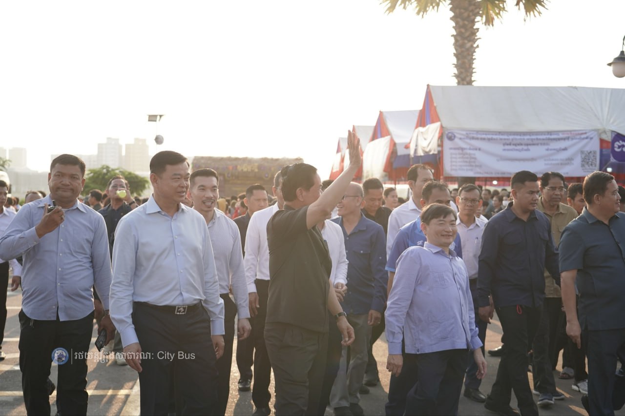 ឯកឧត្ដម ឃួង ស្រេង អភិបាល នៃគណៈអភិបាលរាជធានីភ្នំពេញ និង ឯកឧត្ដម ហេង សួរ រដ្ឋមន្ដ្រីក្រសួងការងារ និងបណ្ដុះបណ្ដាលវិជ្ជាជីវ: បានឆ្លៀតពេលដ៏មមាញឹកអញ្ជើញមកជូនដំណើរបងប្អូនប្រជាពលរដ្ឋ ដែលធ្វើដំណើរតាមរថយន្តក្រុងសាធារណៈ - image 7