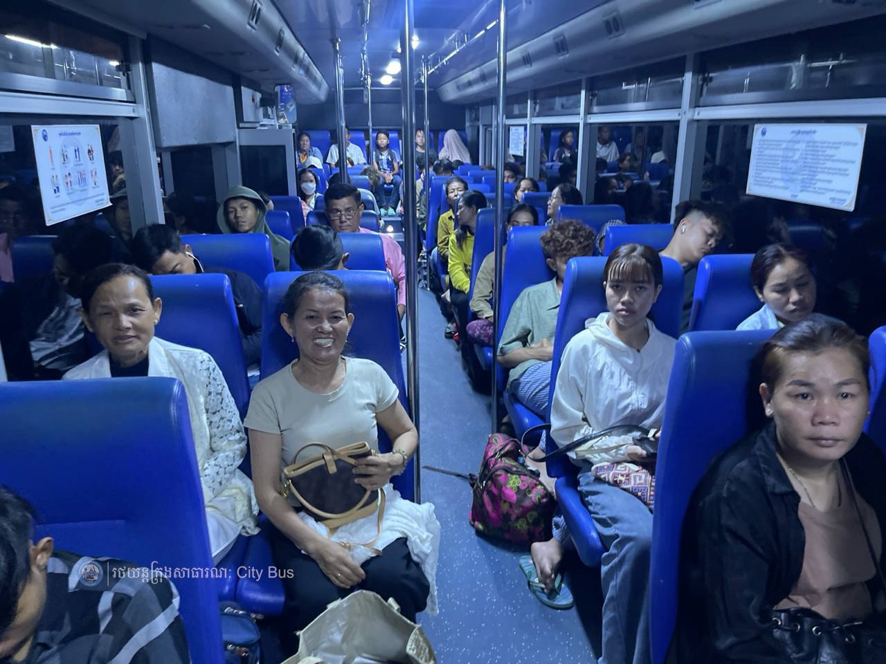 ទិដ្ឋភាព បងប្អូនប្រជាពលរដ្ឋមកទទួលសេវារថយន្ដក្រុងសាធារណ: " ជិះដោយមិនបង់ប្រាក់ " ពីរាជធានីភ្នំពេញទៅតាមបណ្តាខេត្ត និងពីបណ្ដាខេត្ដមករាជធានីភ្នំពេញ នៅថ្ងៃដឹកជញ្ជូនទី៣នាព្រឹក ថ្ងៃទី១៦ ខែមេសា ឆ្នាំ២០២៦។ - image 18