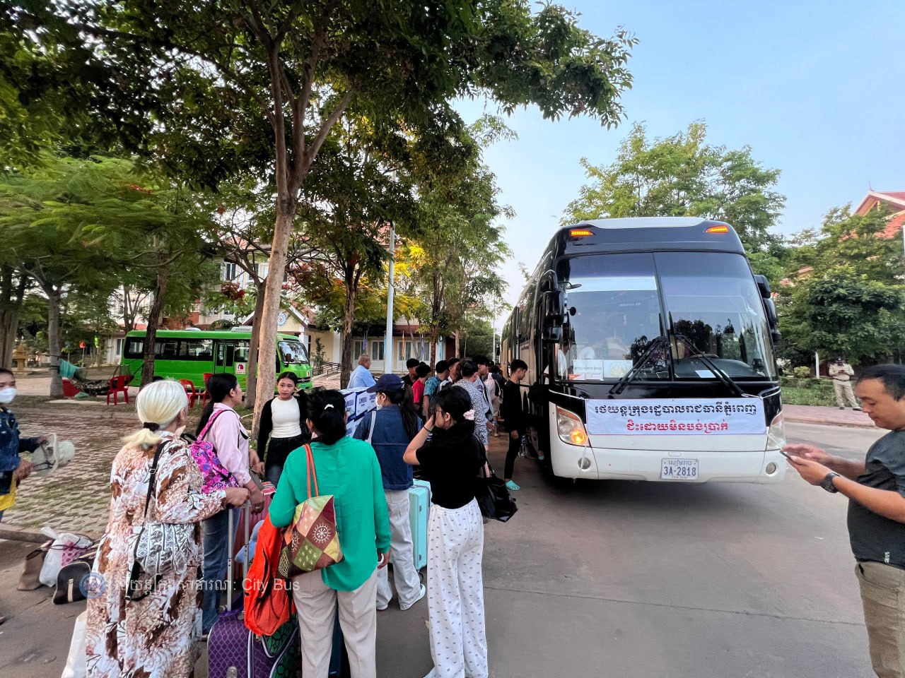 ទិដ្ឋភាព បងប្អូនប្រជាពលរដ្ឋមកទទួលសេវារថយន្ដក្រុងសាធារណ: " ជិះដោយមិនបង់ប្រាក់ " ពីរាជធានីភ្នំពេញទៅតាមបណ្តាខេត្ត និងពីបណ្ដាខេត្ដមករាជធានីភ្នំពេញ នៅថ្ងៃដឹកជញ្ជូនទី៣នាព្រឹក ថ្ងៃទី១៦ ខែមេសា ឆ្នាំ២០២៦។ - image 19