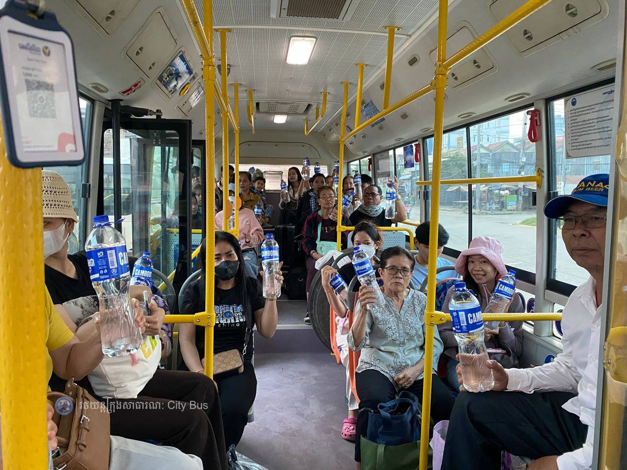 ទិដ្ឋភាព បងប្អូនប្រជាពលរដ្ឋមកទទួលសេវារថយន្ដក្រុងសាធារណ: " ជិះដោយមិនបង់ប្រាក់ " ពីរាជធានីភ្នំពេញទៅតាមបណ្តាខេត្ត និងពីបណ្ដាខេត្ដមករាជធានីភ្នំពេញ នៅថ្ងៃដឹកជញ្ជូនទី៣នាព្រឹក ថ្ងៃទី១៦ ខែមេសា ឆ្នាំ២០២៦។ - image 20