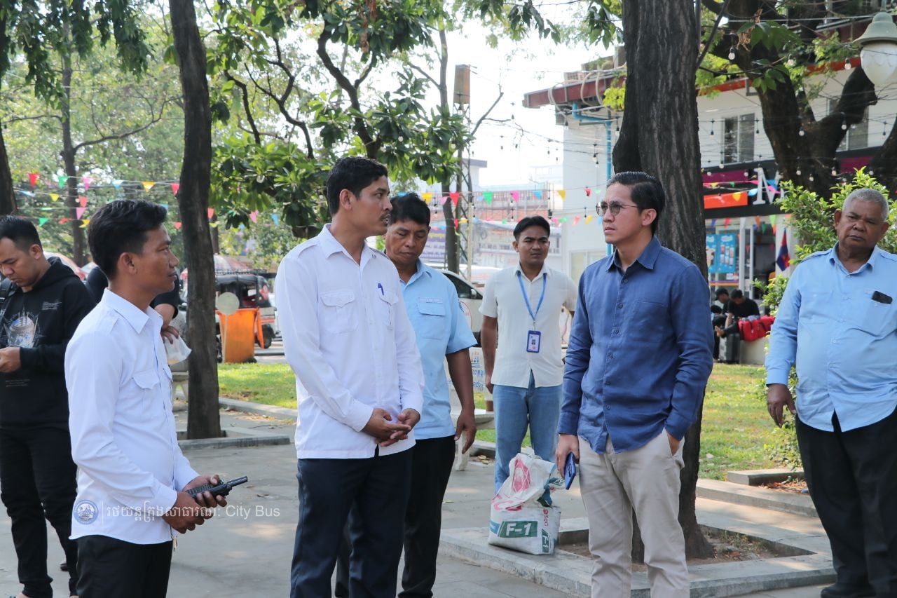 ទិដ្ឋភាព បងប្អូនប្រជាពលរដ្ឋមកទទួលសេវារថយន្ដក្រុងសាធារណ: " ជិះដោយមិនបង់ប្រាក់ " ពីរាជធានីភ្នំពេញទៅតាមបណ្តាខេត្ត និងពីបណ្ដាខេត្ដមករាជធានីភ្នំពេញ នៅថ្ងៃដឹកជញ្ជូនទី៣នាព្រឹក ថ្ងៃទី១៦ ខែមេសា ឆ្នាំ២០២៦។ - image 2