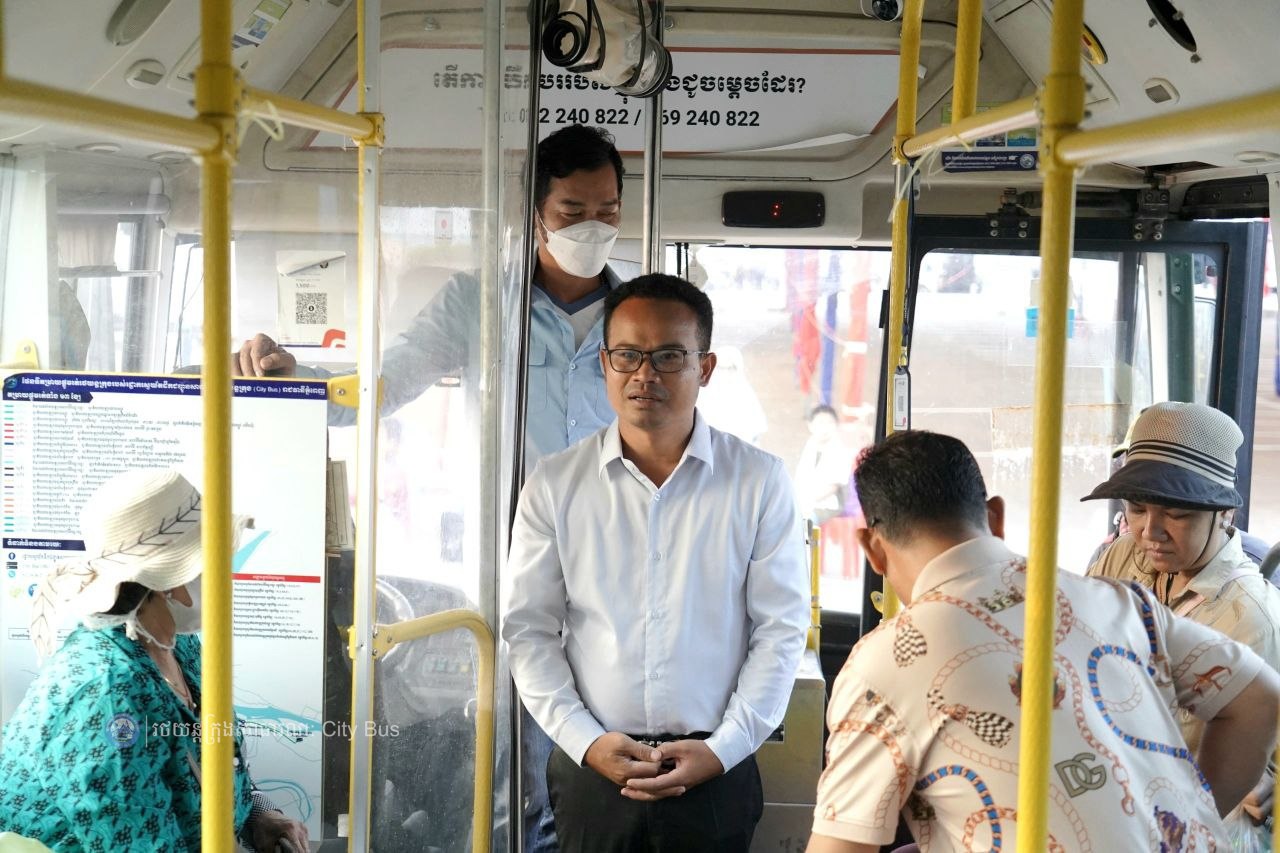 ទិដ្ឋភាព បងប្អូនប្រជាពលរដ្ឋមកទទួលសេវារថយន្ដក្រុងសាធារណ: " ជិះដោយមិនបង់ប្រាក់ " ពីរាជធានីភ្នំពេញទៅតាមបណ្តាខេត្ត និងពីបណ្ដាខេត្ដមករាជធានីភ្នំពេញ នៅថ្ងៃដឹកជញ្ជូនទី៣នាព្រឹក ថ្ងៃទី១៦ ខែមេសា ឆ្នាំ២០២៦។ - image 3