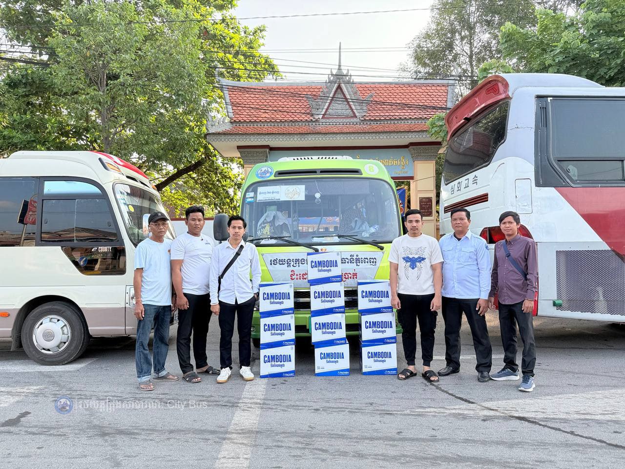 ទិដ្ឋភាព បងប្អូនប្រជាពលរដ្ឋមកទទួលសេវារថយន្ដក្រុងសាធារណ: " ជិះដោយមិនបង់ប្រាក់ " ពីរាជធានីភ្នំពេញទៅតាមបណ្តាខេត្ត និងពីបណ្ដាខេត្ដមករាជធានីភ្នំពេញ នៅថ្ងៃដឹកជញ្ជូនទី៣នាព្រឹក ថ្ងៃទី១៦ ខែមេសា ឆ្នាំ២០២៦។ - image 22