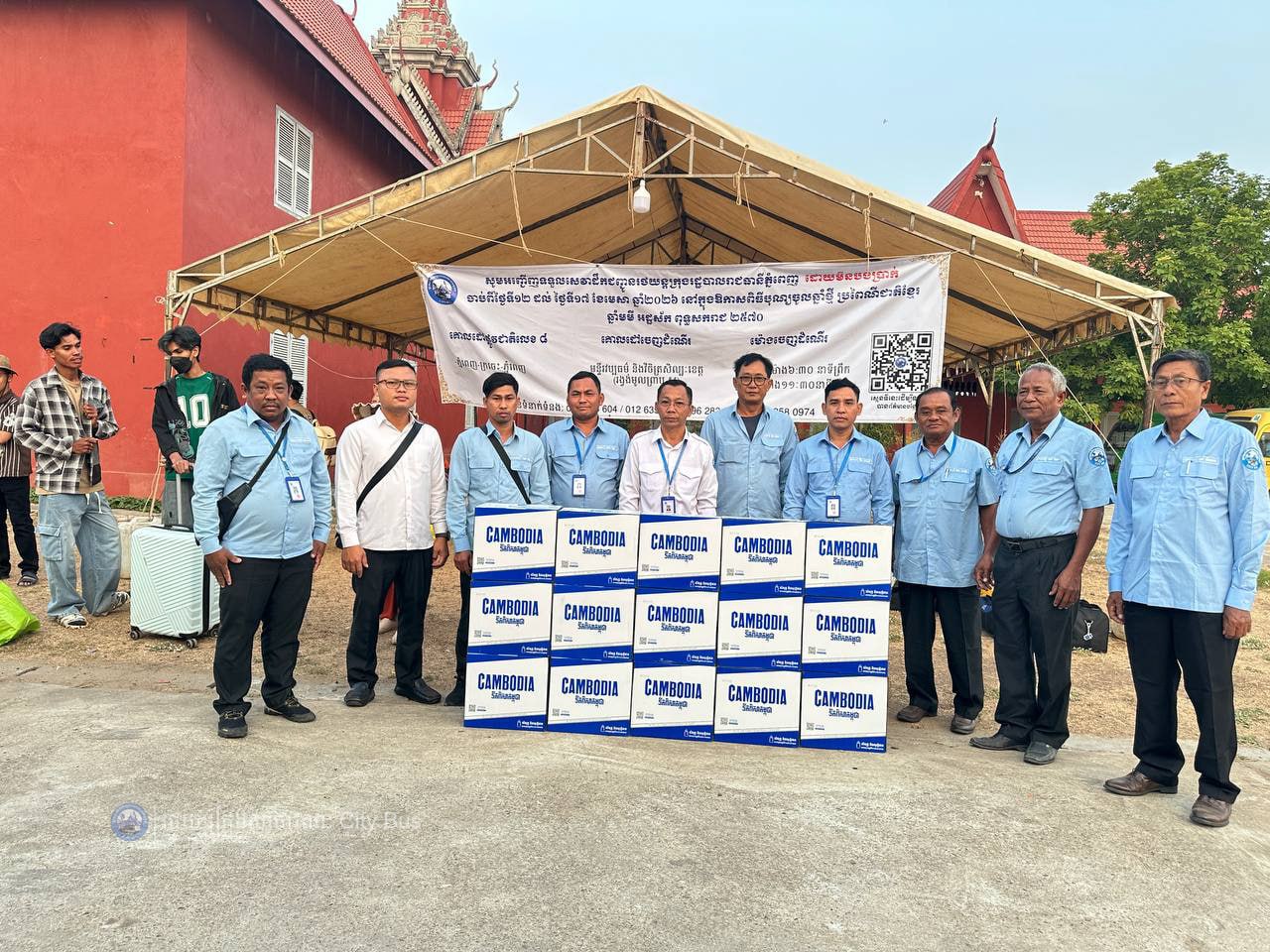 ទិដ្ឋភាព បងប្អូនប្រជាពលរដ្ឋមកទទួលសេវារថយន្ដក្រុងសាធារណ: " ជិះដោយមិនបង់ប្រាក់ " ពីរាជធានីភ្នំពេញទៅតាមបណ្តាខេត្ត និងពីបណ្ដាខេត្ដមករាជធានីភ្នំពេញ នៅថ្ងៃដឹកជញ្ជូនទី៣នាព្រឹក ថ្ងៃទី១៦ ខែមេសា ឆ្នាំ២០២៦។ - image 23