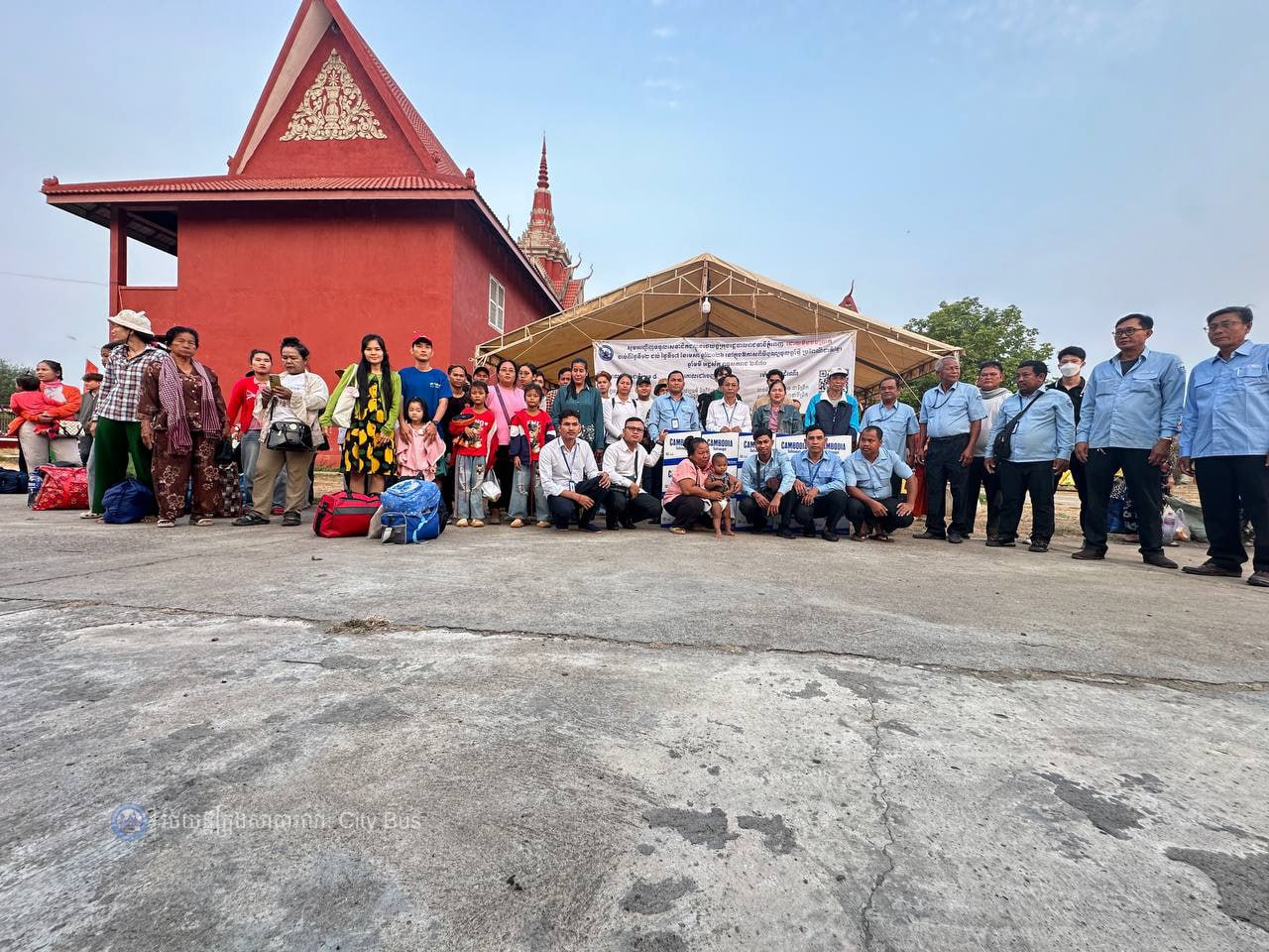 ទិដ្ឋភាព បងប្អូនប្រជាពលរដ្ឋមកទទួលសេវារថយន្ដក្រុងសាធារណ: " ជិះដោយមិនបង់ប្រាក់ " ពីរាជធានីភ្នំពេញទៅតាមបណ្តាខេត្ត និងពីបណ្ដាខេត្ដមករាជធានីភ្នំពេញ នៅថ្ងៃដឹកជញ្ជូនទី៣នាព្រឹក ថ្ងៃទី១៦ ខែមេសា ឆ្នាំ២០២៦។ - image 24