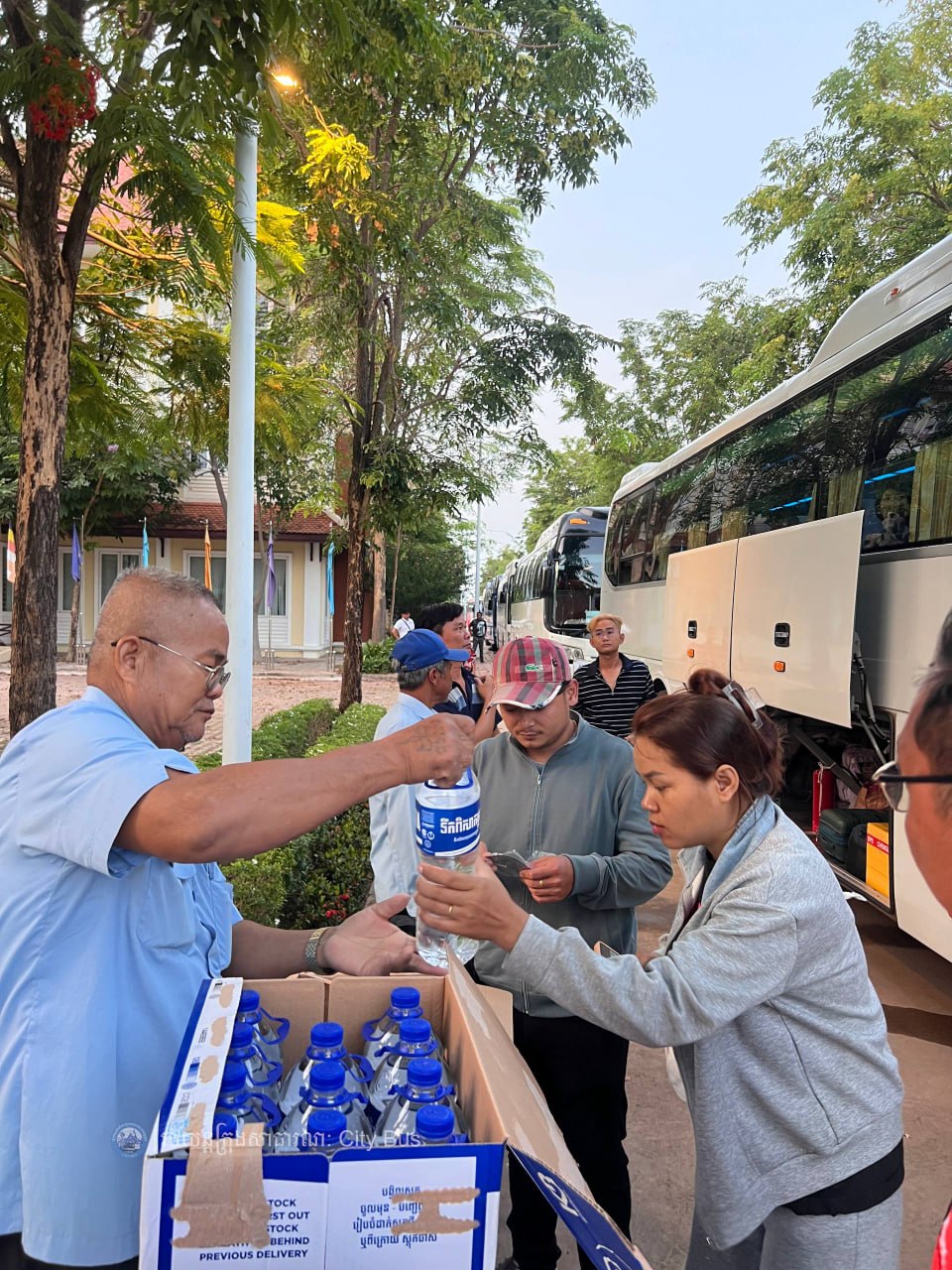 ទិដ្ឋភាព បងប្អូនប្រជាពលរដ្ឋមកទទួលសេវារថយន្ដក្រុងសាធារណ: " ជិះដោយមិនបង់ប្រាក់ " ពីរាជធានីភ្នំពេញទៅតាមបណ្តាខេត្ត និងពីបណ្ដាខេត្ដមករាជធានីភ្នំពេញ នៅថ្ងៃដឹកជញ្ជូនទី៣នាព្រឹក ថ្ងៃទី១៦ ខែមេសា ឆ្នាំ២០២៦។ - image 25