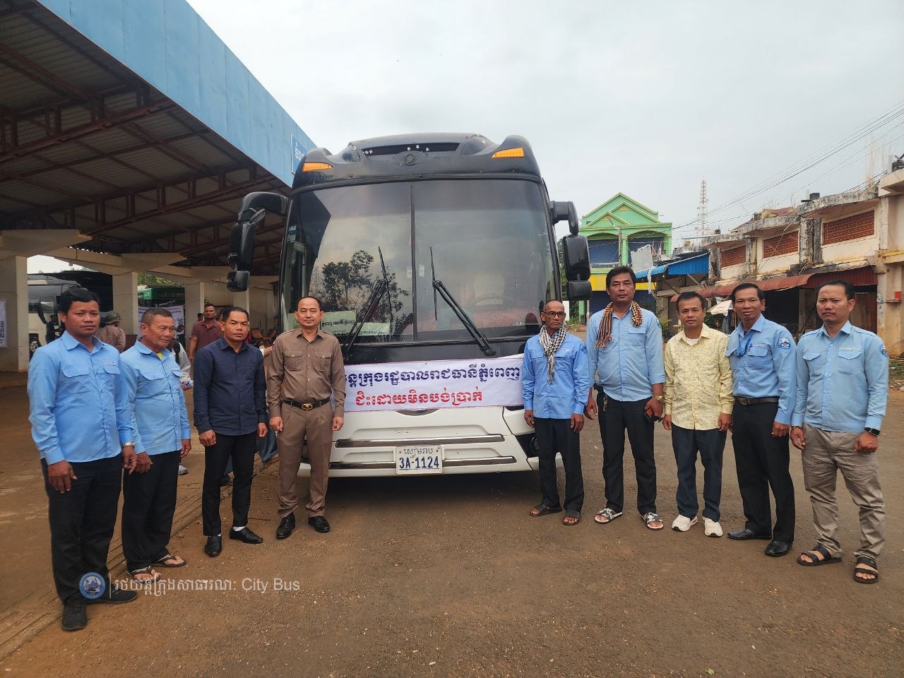 ទិដ្ឋភាព បងប្អូនប្រជាពលរដ្ឋមកទទួលសេវារថយន្ដក្រុងសាធារណ: " ជិះដោយមិនបង់ប្រាក់ " ពីរាជធានីភ្នំពេញទៅតាមបណ្តាខេត្ត និងពីបណ្ដាខេត្ដមករាជធានីភ្នំពេញ នៅថ្ងៃដឹកជញ្ជូនទី៣នាព្រឹក ថ្ងៃទី១៦ ខែមេសា ឆ្នាំ២០២៦។ - image 26