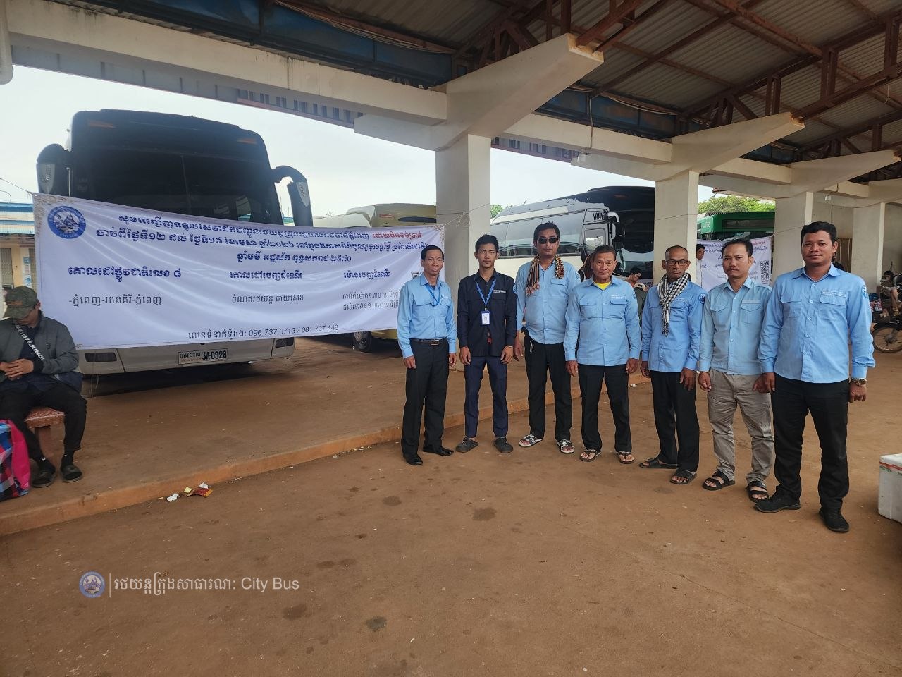 ទិដ្ឋភាព បងប្អូនប្រជាពលរដ្ឋមកទទួលសេវារថយន្ដក្រុងសាធារណ: " ជិះដោយមិនបង់ប្រាក់ " ពីរាជធានីភ្នំពេញទៅតាមបណ្តាខេត្ត និងពីបណ្ដាខេត្ដមករាជធានីភ្នំពេញ នៅថ្ងៃដឹកជញ្ជូនទី៣នាព្រឹក ថ្ងៃទី១៦ ខែមេសា ឆ្នាំ២០២៦។ - image 27