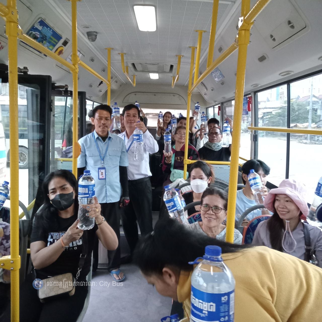 ទិដ្ឋភាព បងប្អូនប្រជាពលរដ្ឋមកទទួលសេវារថយន្ដក្រុងសាធារណ: " ជិះដោយមិនបង់ប្រាក់ " ពីរាជធានីភ្នំពេញទៅតាមបណ្តាខេត្ត និងពីបណ្ដាខេត្ដមករាជធានីភ្នំពេញ នៅថ្ងៃដឹកជញ្ជូនទី៣នាព្រឹក ថ្ងៃទី១៦ ខែមេសា ឆ្នាំ២០២៦។ - image 28