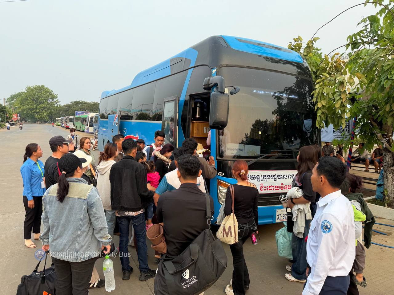 ទិដ្ឋភាព បងប្អូនប្រជាពលរដ្ឋមកទទួលសេវារថយន្ដក្រុងសាធារណ: " ជិះដោយមិនបង់ប្រាក់ " ពីរាជធានីភ្នំពេញទៅតាមបណ្តាខេត្ត និងពីបណ្ដាខេត្ដមករាជធានីភ្នំពេញ នៅថ្ងៃដឹកជញ្ជូនទី៣នាព្រឹក ថ្ងៃទី១៦ ខែមេសា ឆ្នាំ២០២៦។ - image 29