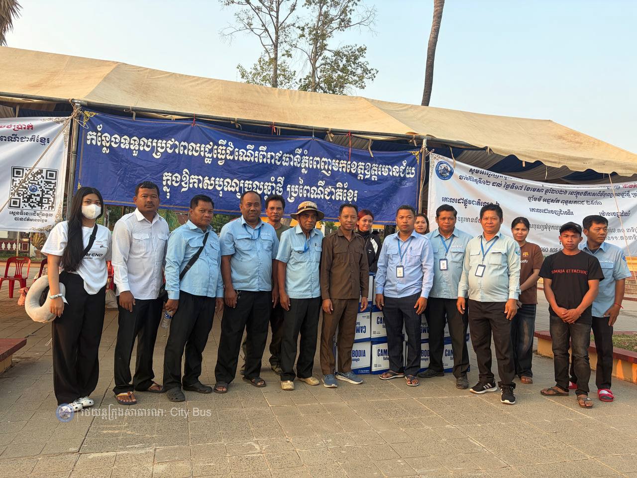 ទិដ្ឋភាព បងប្អូនប្រជាពលរដ្ឋមកទទួលសេវារថយន្ដក្រុងសាធារណ: " ជិះដោយមិនបង់ប្រាក់ " ពីរាជធានីភ្នំពេញទៅតាមបណ្តាខេត្ត និងពីបណ្ដាខេត្ដមករាជធានីភ្នំពេញ នៅថ្ងៃដឹកជញ្ជូនទី៣នាព្រឹក ថ្ងៃទី១៦ ខែមេសា ឆ្នាំ២០២៦។ - image 30