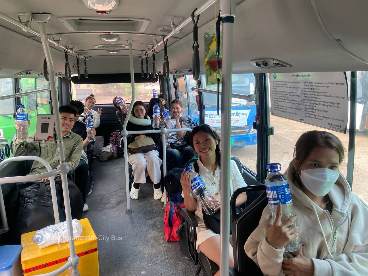 ទិដ្ឋភាព បងប្អូនប្រជាពលរដ្ឋមកទទួលសេវារថយន្ដក្រុងសាធារណ: " ជិះដោយមិនបង់ប្រាក់ " ពីរាជធានីភ្នំពេញទៅតាមបណ្តាខេត្ត និងពីបណ្ដាខេត្ដមករាជធានីភ្នំពេញ នៅថ្ងៃដឹកជញ្ជូនទី៣នាព្រឹក ថ្ងៃទី១៦ ខែមេសា ឆ្នាំ២០២៦។ - image 31