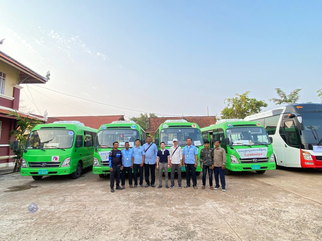 ទិដ្ឋភាព បងប្អូនប្រជាពលរដ្ឋមកទទួលសេវារថយន្ដក្រុងសាធារណ: " ជិះដោយមិនបង់ប្រាក់ " ពីរាជធានីភ្នំពេញទៅតាមបណ្តាខេត្ត និងពីបណ្ដាខេត្ដមករាជធានីភ្នំពេញ នៅថ្ងៃដឹកជញ្ជូនទី៣នាព្រឹក ថ្ងៃទី១៦ ខែមេសា ឆ្នាំ២០២៦។ - image 32